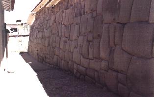 Mur de côté du palais d'Inca Roca