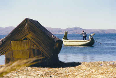 A 3810m d'altitude sur le lac Titicaca l à Puno a totora sert beaucoup.