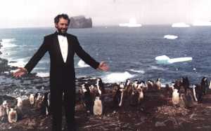 Christian Nonis en smoking au milieu des pingouins en Antarctique